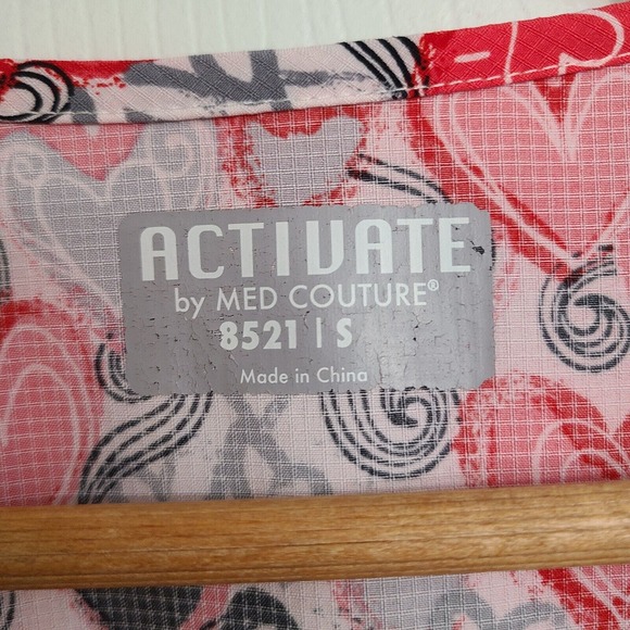 Activate Med Couture Womens Scrub Top Pink Gray Valentine Hearts Size Small - Picture 3 of 8